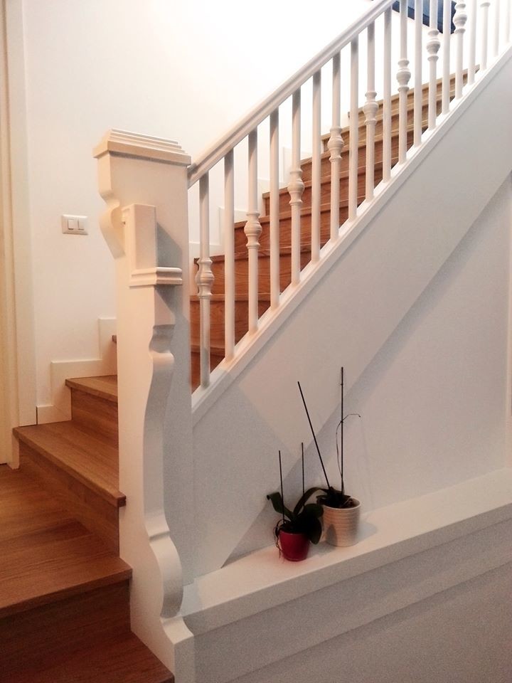 Modelo de escalera en U romántica grande con escalones de madera pintada, contrahuellas de madera pintada y barandilla de madera
