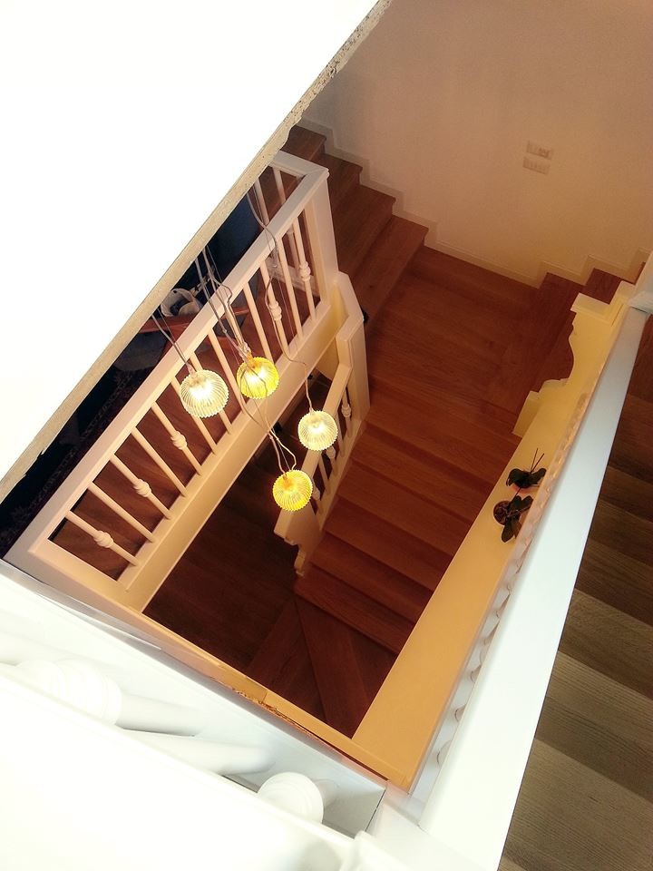 Стильный дизайн: большая п-образная лестница в стиле шебби-шик с крашенными деревянными ступенями, крашенными деревянными подступенками и деревянными перилами - последний тренд