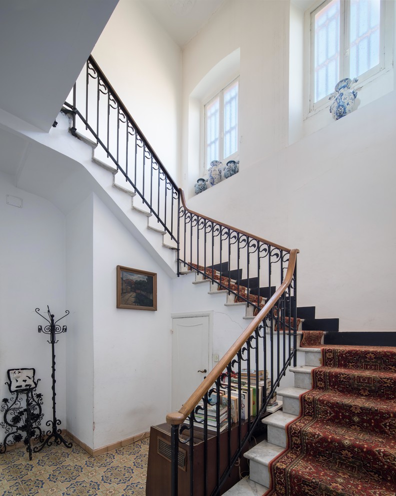 Идея дизайна: п-образная лестница в средиземноморском стиле с ступенями с ковровым покрытием, ковровыми подступенками и перилами из смешанных материалов