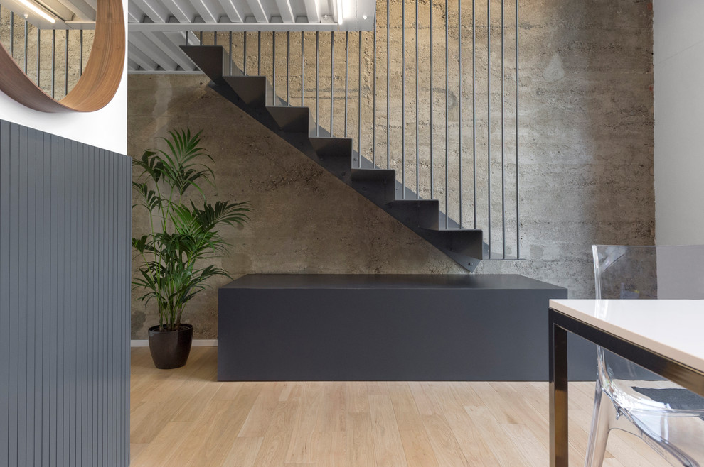 Imagen de escalera contemporánea con escalones de metal y contrahuellas de metal