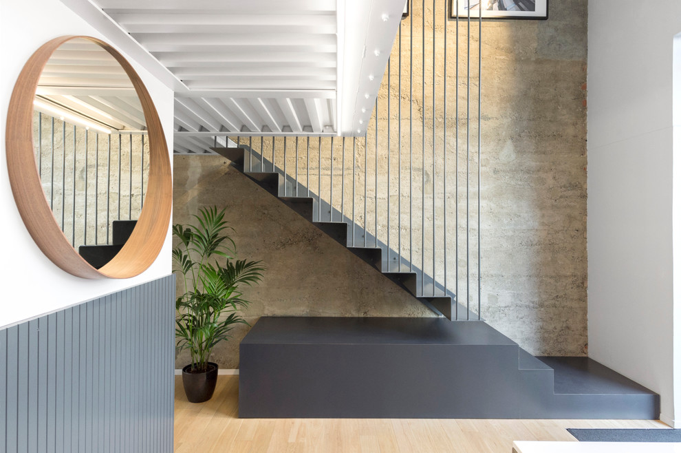 Свежая идея для дизайна: металлическая лестница в современном стиле с металлическими ступенями - отличное фото интерьера