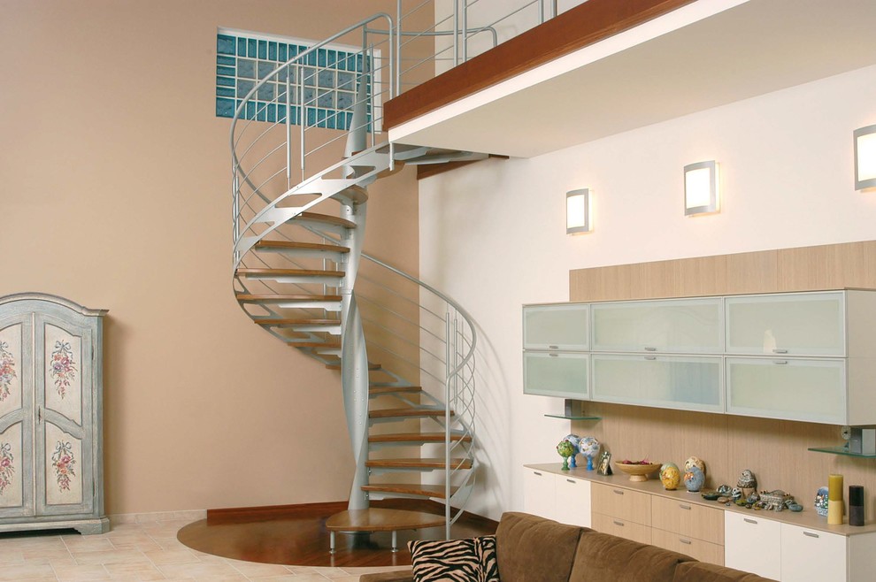 Пример оригинального дизайна: маленькая винтовая лестница в стиле фьюжн с деревянными ступенями без подступенок для на участке и в саду