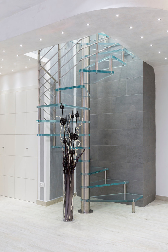 Diseño de escalera de caracol contemporánea sin contrahuella con escalones de vidrio