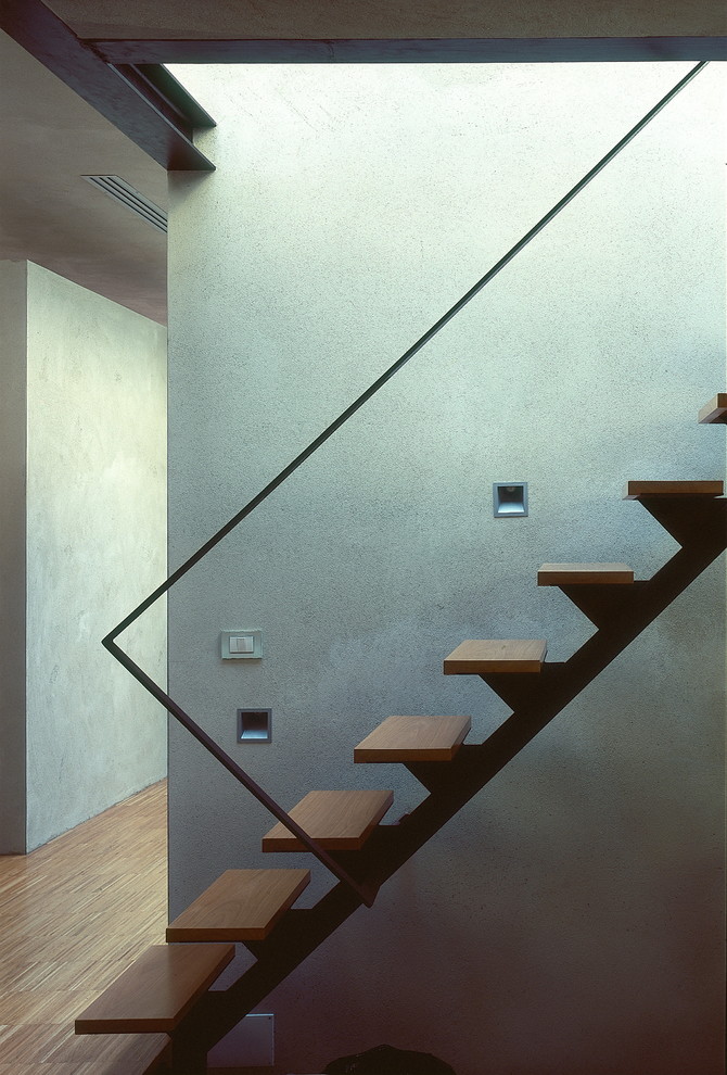 Пример оригинального дизайна: прямая лестница среднего размера в стиле модернизм с деревянными ступенями