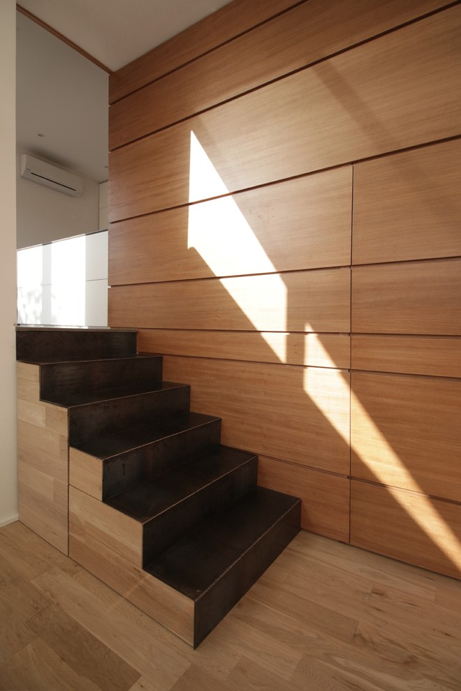 Идея дизайна: прямая металлическая лестница среднего размера в современном стиле с металлическими ступенями