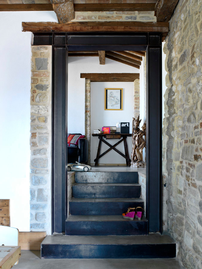 Ejemplo de escalera recta de estilo de casa de campo pequeña con escalones de hormigón y contrahuellas de metal