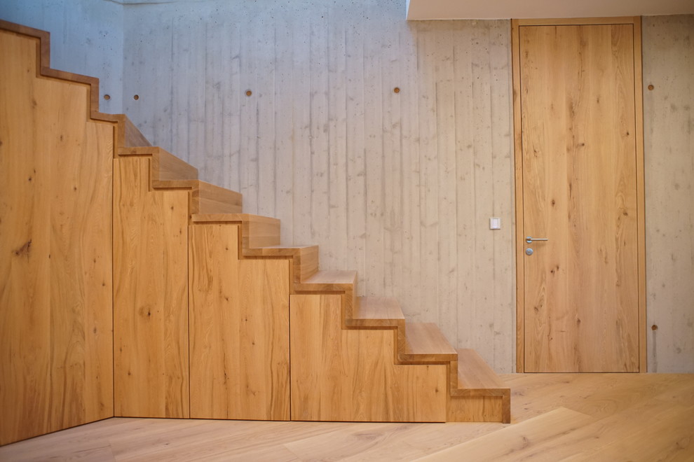 Свежая идея для дизайна: большая прямая деревянная лестница в современном стиле с деревянными ступенями - отличное фото интерьера
