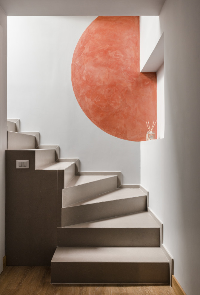 На фото: изогнутая лестница в современном стиле