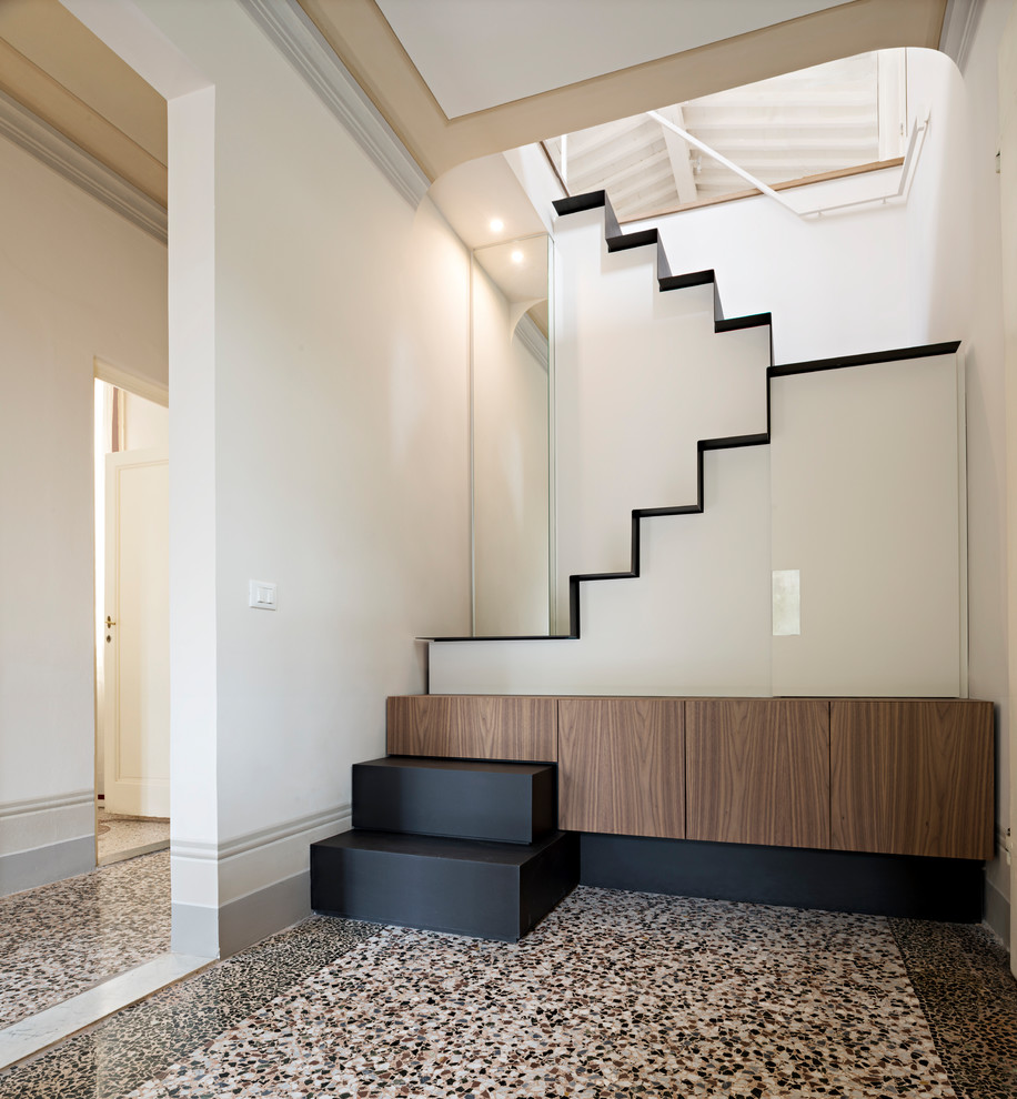 フィレンツェにあるコンテンポラリースタイルのおしゃれな階段 (金属の蹴込み板) の写真
