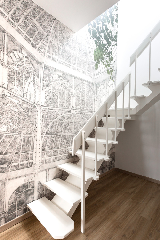 Foto de escalera en U contemporánea de tamaño medio con escalones de madera pintada, contrahuellas de madera pintada y barandilla de varios materiales