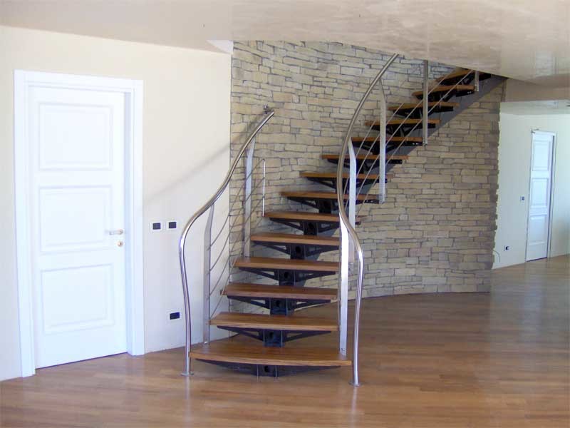 Exemple d'un grand escalier sans contremarche courbe industriel avec des marches en bois et un garde-corps en métal.
