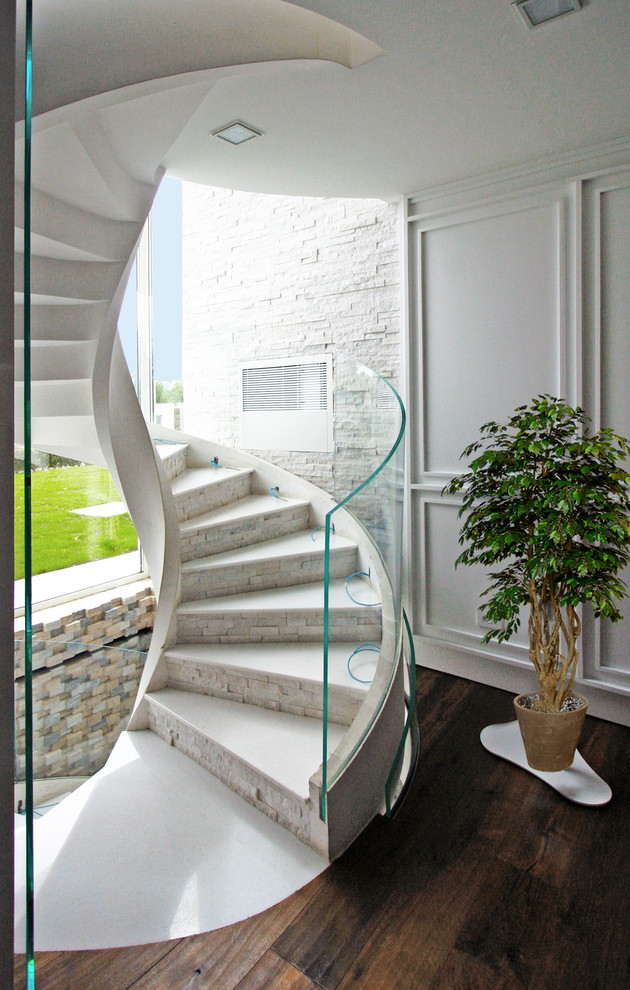 На фото: маленькая винтовая лестница в современном стиле для на участке и в саду