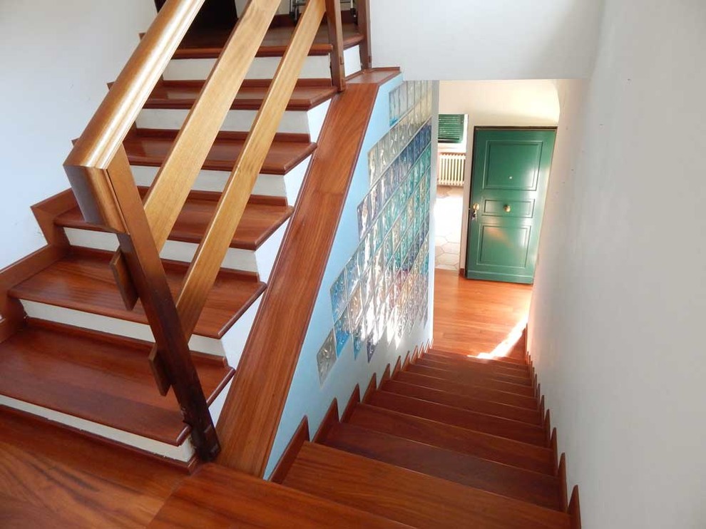 Imagen de escalera recta marinera de tamaño medio con escalones de madera y contrahuellas de madera