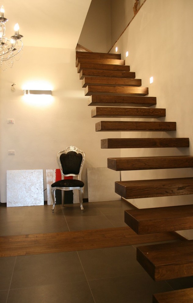フィレンツェにあるコンテンポラリースタイルのおしゃれな階段の写真