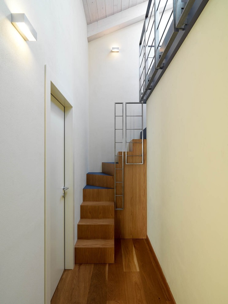 Inspiration för små moderna svängda trappor i akryl, med sättsteg i trä och räcke i metall