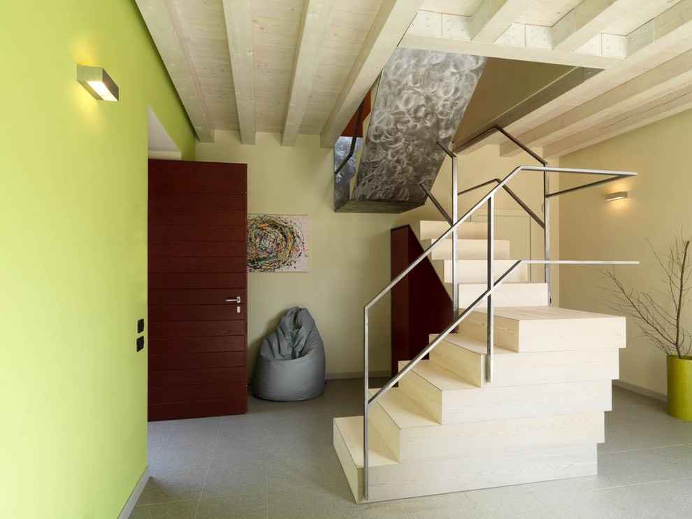 Große Landhausstil Holztreppe in U-Form mit Holz-Setzstufen und Stahlgeländer in Turin