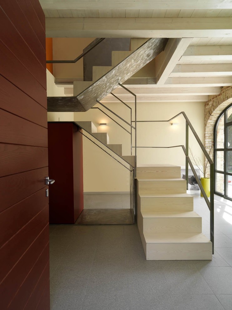 Стильный дизайн: большая п-образная деревянная лестница в стиле кантри с деревянными ступенями и металлическими перилами - последний тренд