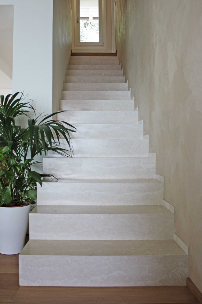 Cette photo montre un escalier droit moderne en marbre de taille moyenne avec des contremarches en marbre.