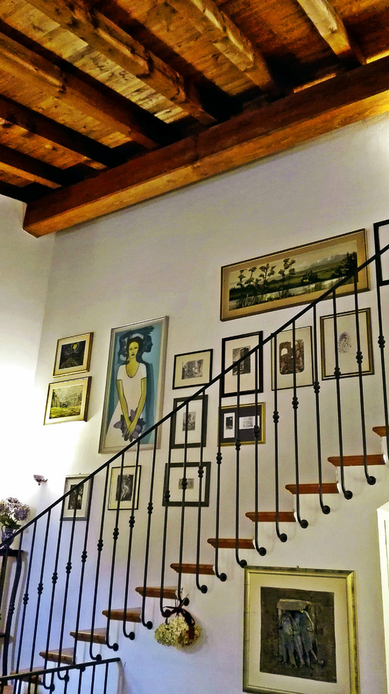 Modelo de escalera en L de estilo de casa de campo grande con escalones con baldosas y contrahuellas con baldosas y/o azulejos