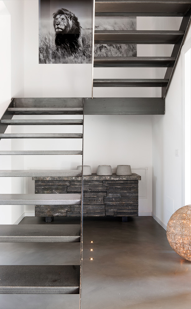 Стильный дизайн: п-образная лестница в современном стиле с металлическими ступенями без подступенок - последний тренд