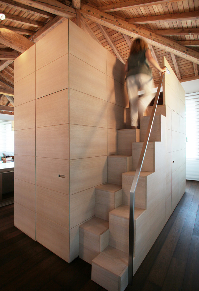 ミラノにあるコンテンポラリースタイルのおしゃれな直階段 (木の蹴込み板) の写真