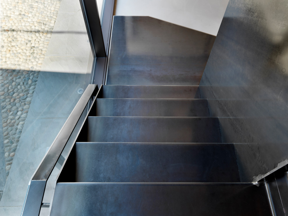 На фото: п-образная металлическая лестница среднего размера в современном стиле с металлическими ступенями и металлическими перилами