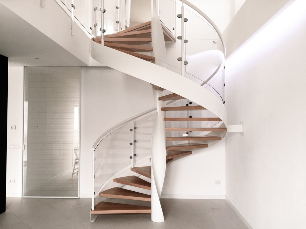 Ejemplo de escalera de caracol moderna grande con escalones de madera