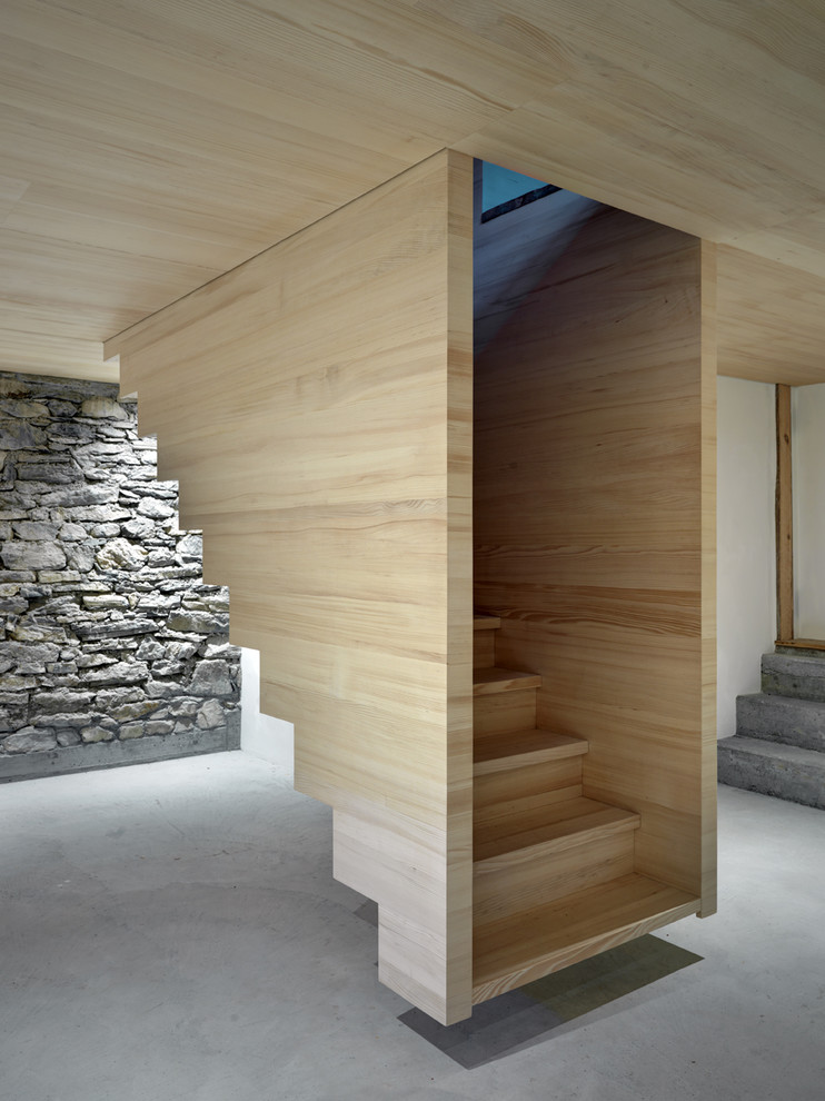 Réalisation d'un escalier droit chalet de taille moyenne avec des marches en bois, des contremarches en bois et un garde-corps en bois.