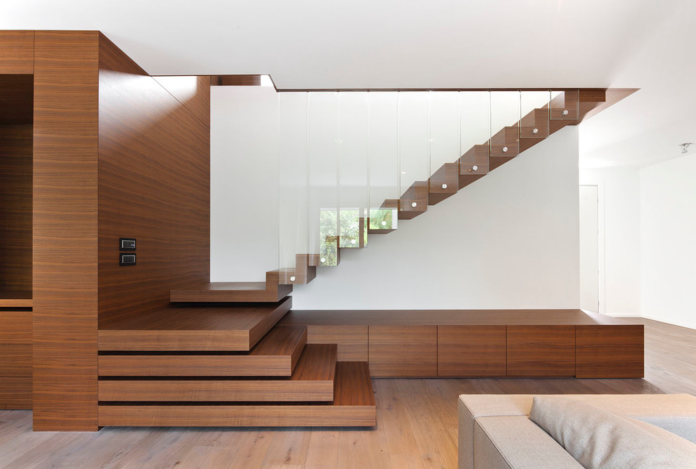 Идея дизайна: большая п-образная лестница в современном стиле с деревянными ступенями