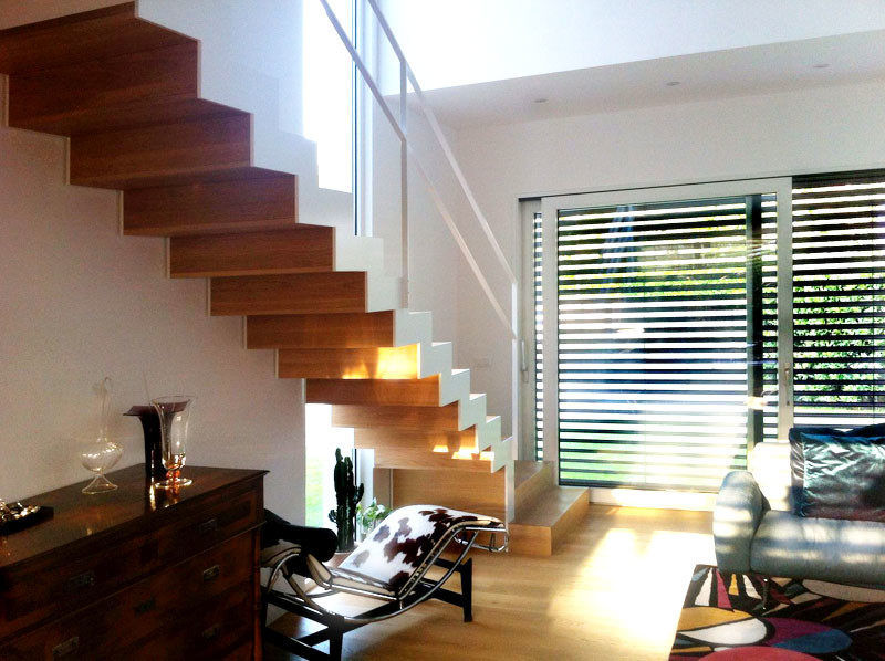 Idées déco pour un grand escalier contemporain en L avec des marches en bois et des contremarches en bois.