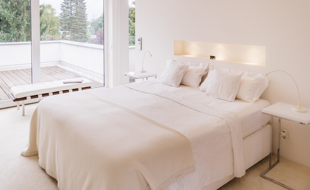 Diseño de dormitorio principal tradicional de tamaño medio con paredes blancas y moqueta