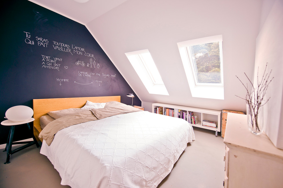 ミュンヘンにある小さなトランジショナルスタイルのおしゃれな主寝室 (黒い壁、コンクリートの床、暖炉なし) のレイアウト