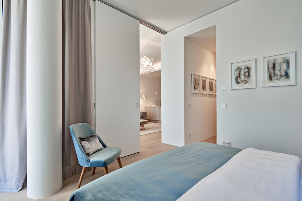 Mittelgroßes Modernes Hauptschlafzimmer mit hellem Holzboden, beigem Boden und weißer Wandfarbe in Hamburg