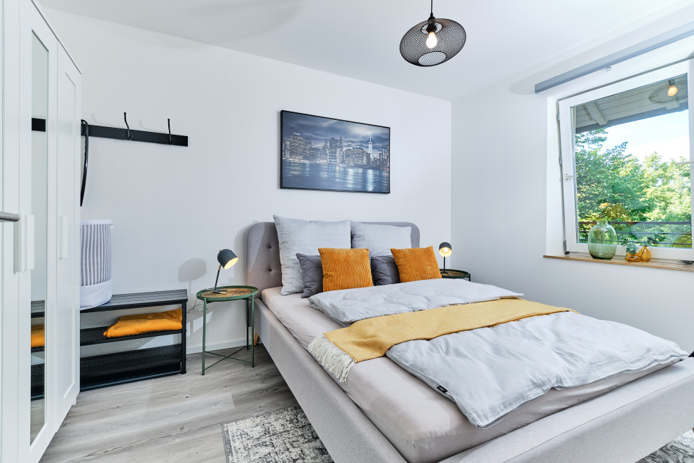 Modernes Schlafzimmer mit weißer Wandfarbe, hellem Holzboden und grauem Boden in Hamburg