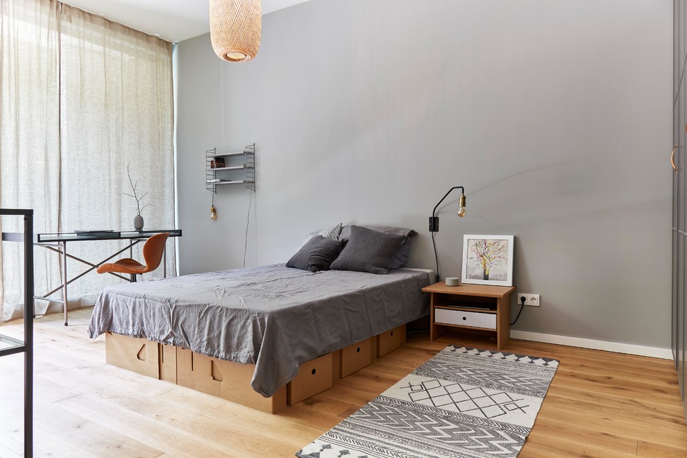 Mittelgroßes Modernes Hauptschlafzimmer ohne Kamin mit grauer Wandfarbe, braunem Holzboden und braunem Boden in München