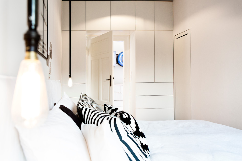 Идея дизайна: хозяйская спальня среднего размера в современном стиле с белыми стенами, паркетным полом среднего тона и коричневым полом без камина