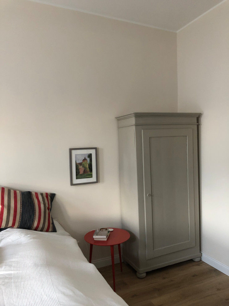 Mittelgroßes Modernes Gästezimmer mit grauer Wandfarbe und hellem Holzboden in Sonstige