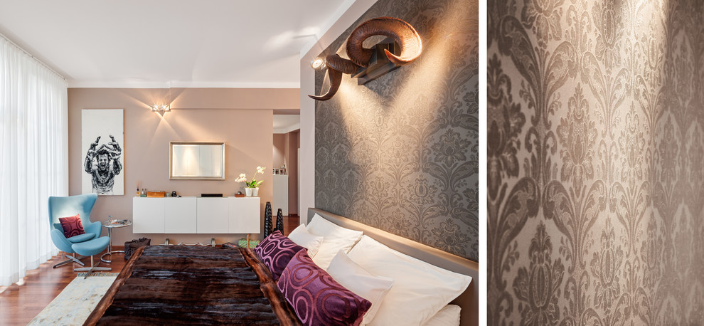 Großes Modernes Schlafzimmer im Loft-Style mit brauner Wandfarbe und dunklem Holzboden in Berlin