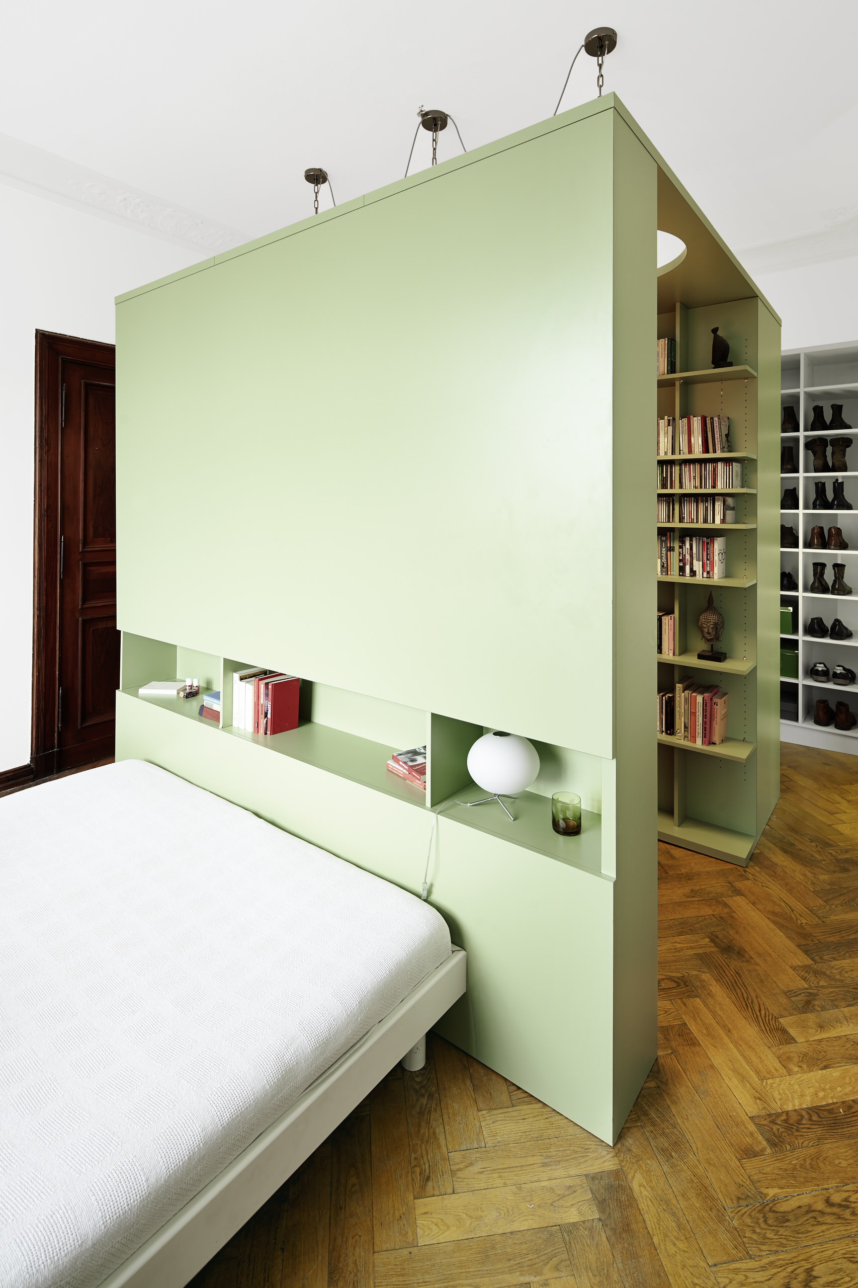 Nicht nur für lange Lesenächte: Schlafzimmer mit Bücherregalen