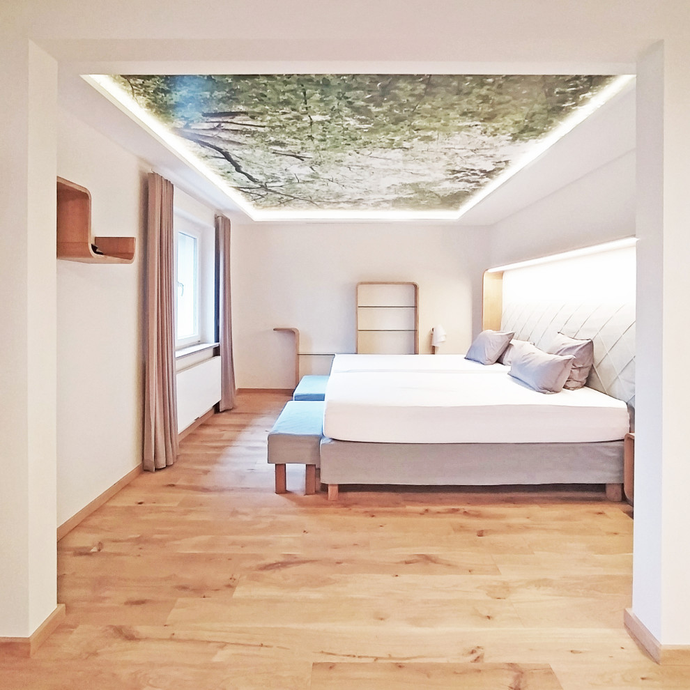 Cette photo montre une chambre parentale scandinave de taille moyenne avec parquet clair et un plafond décaissé.