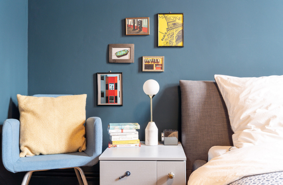 Inspiration pour une petite chambre parentale design avec un mur bleu et parquet clair.