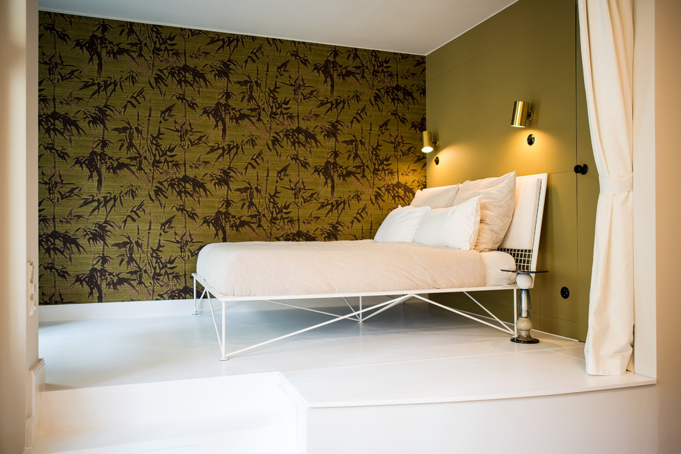 Стильный дизайн: маленькая спальня на антресоли в стиле фьюжн с зелеными стенами, деревянным полом и белым полом для на участке и в саду - последний тренд