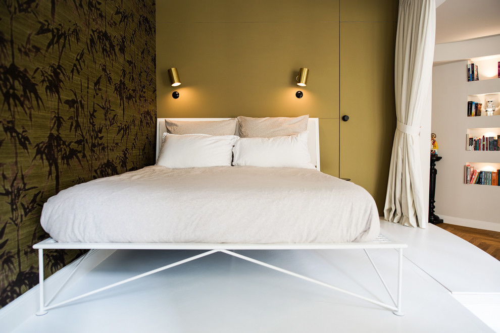 Modelo de dormitorio tipo loft bohemio pequeño con paredes verdes, suelo de madera pintada y suelo blanco