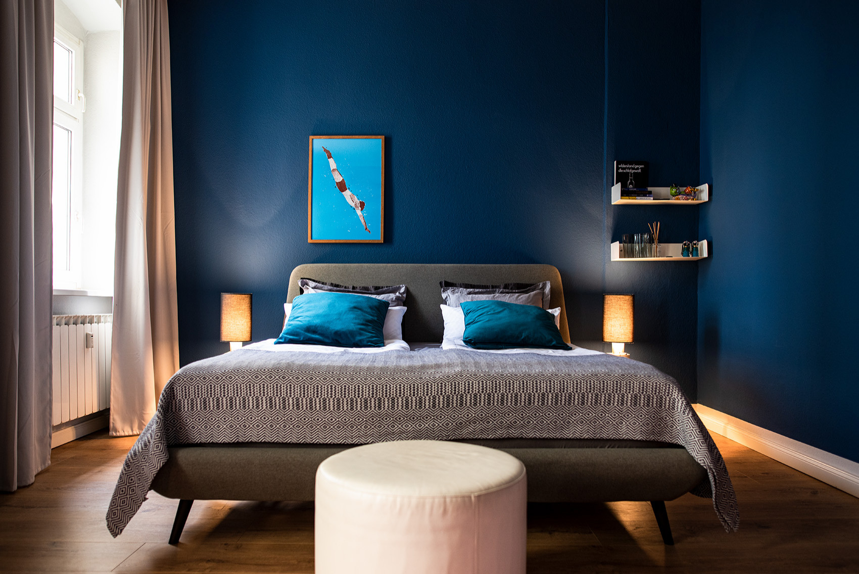 75 Blaue Schlafzimmer mit gebeiztem Holzboden Ideen & Bilder - April 2023 |  Houzz DE