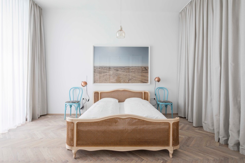 他の地域にあるビーチスタイルのおしゃれな寝室 (白い壁、淡色無垢フローリング、ベージュの床) のインテリア