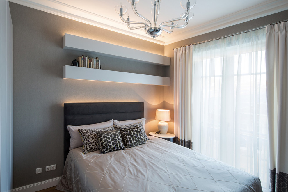 Стильный дизайн: маленькая хозяйская спальня в современном стиле с серыми стенами, ковровым покрытием и серым полом без камина для на участке и в саду - последний тренд