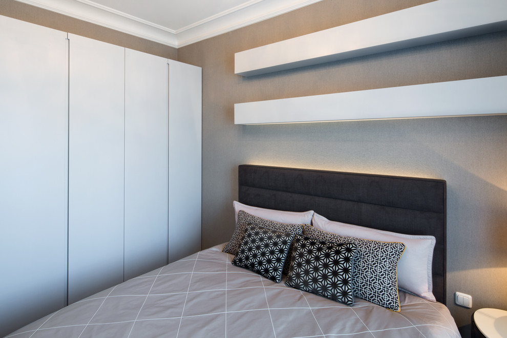 Источник вдохновения для домашнего уюта: хозяйская спальня среднего размера в современном стиле с серыми стенами, ковровым покрытием и коричневым полом без камина