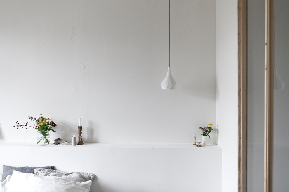 Идея дизайна: хозяйская спальня среднего размера в скандинавском стиле с белыми стенами, темным паркетным полом, печью-буржуйкой, фасадом камина из плитки и черным полом
