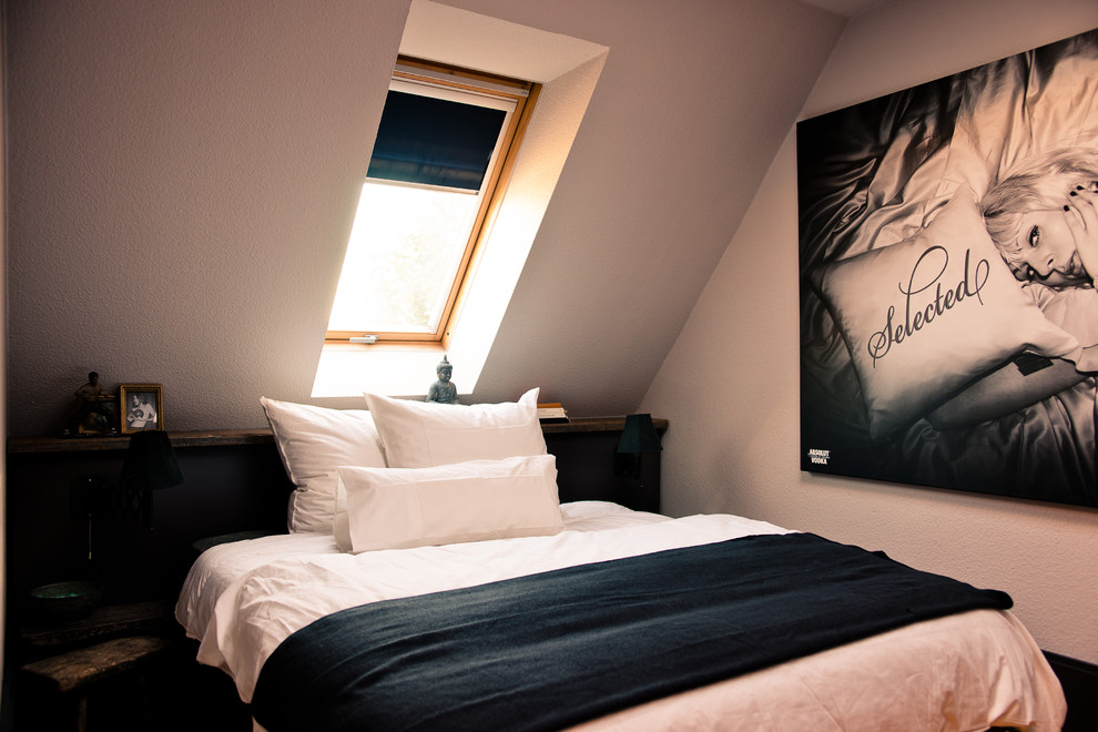 Kleines Modernes Schlafzimmer mit weißer Wandfarbe in Berlin