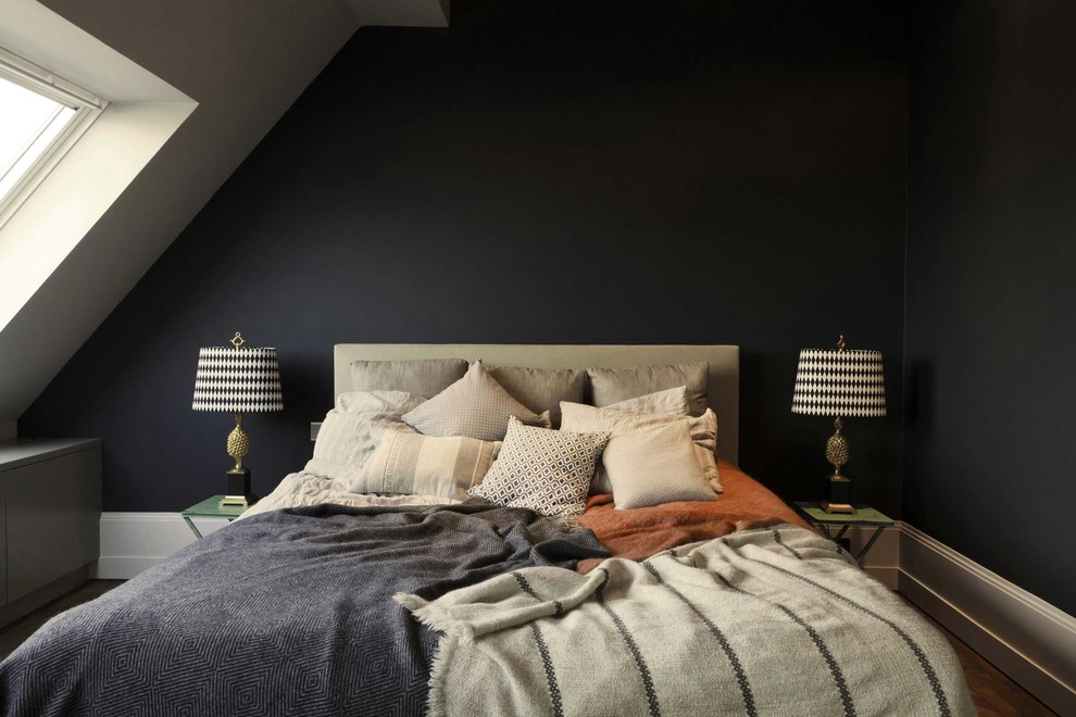 Kleines Eklektisches Schlafzimmer im Dachboden ohne Kamin mit schwarzer Wandfarbe und braunem Holzboden in Berlin